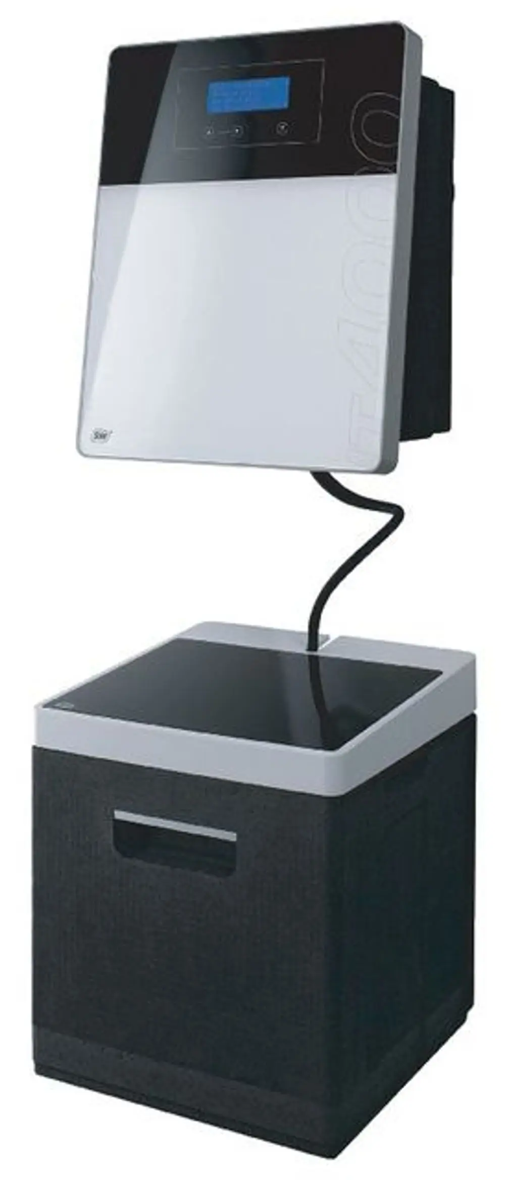 Wasserenthärtungsanlage von Syr mit digitalem Display, kombiniertem Gehäuse in Schwarz und Weiß, mit einem abnehmbaren oberen Teil und einem Zulauf- und Ablaufanschluss.